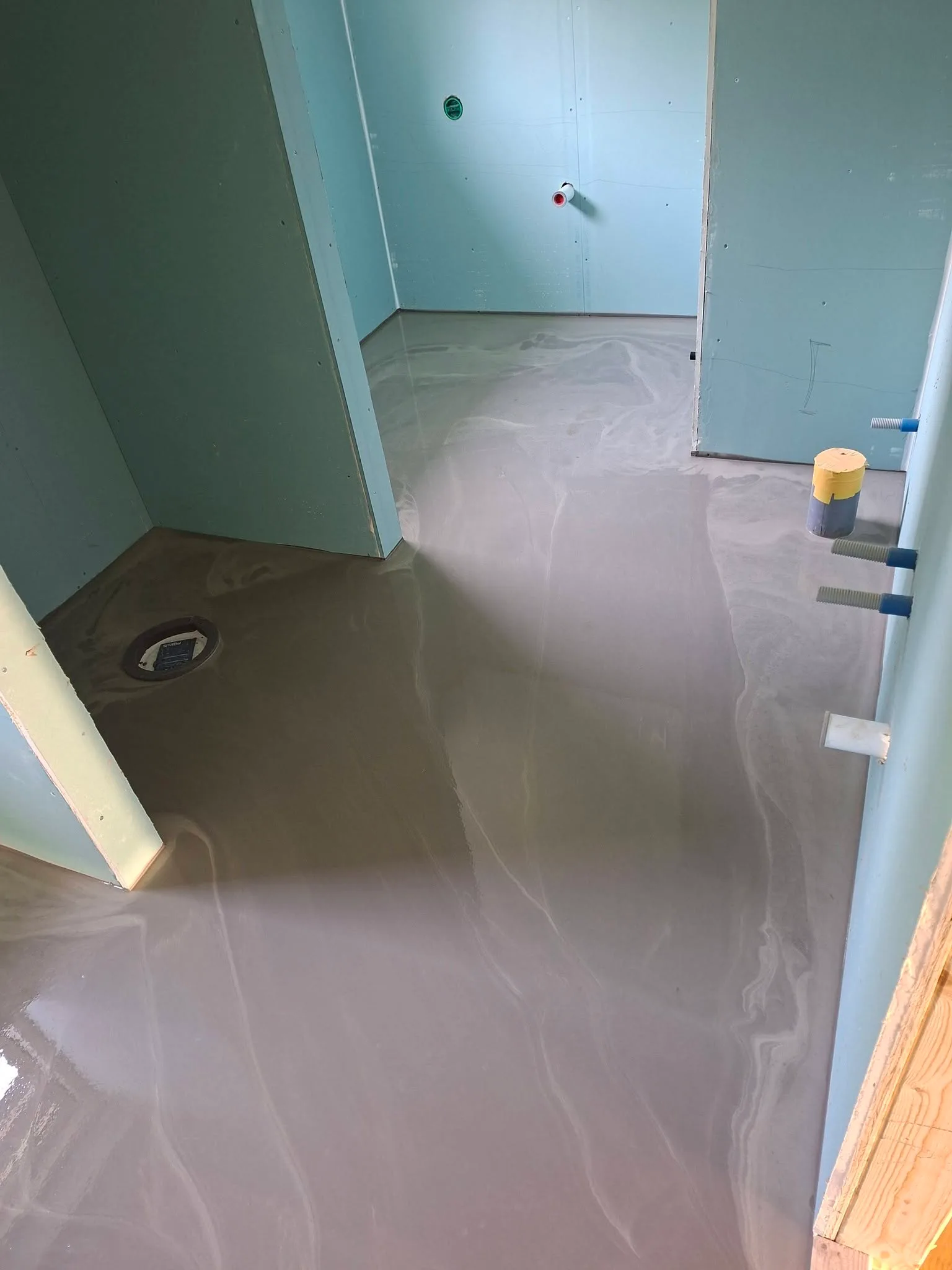Badrum under renovering med tätskikt